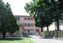Raid notturno alla scuola elementare “Bertazzolo”: ladri tentano di sfondare la porta antipanico