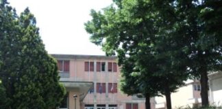 Raid notturno alla scuola elementare “Bertazzolo”: ladri tentano di sfondare la porta antipanico