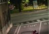 Auto “parlante” a zonzo di notte in centro città