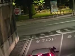 Auto “parlante” a zonzo di notte in centro città