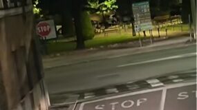 Auto “parlante” a zonzo di notte in centro città