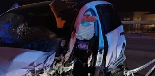 Auto contro un mezzo pesante a Castiglione, feriti tre giovani