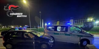 Inseguimento nella notte a Suzzara: auto si scontra con la Polizia Locale, conducente ubriaca