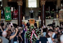 Don Mazzi, a Milano l’addio tra applausi e commozione