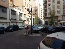 Follia alcolica in centro a Mantova: rissa a colpi di bottiglie in piazza 80° Fanteria, quattro denunce