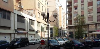 Follia alcolica in centro a Mantova: rissa a colpi di bottiglie in piazza 80° Fanteria, quattro denunce