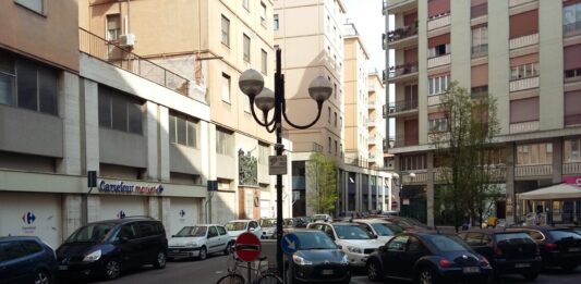 Follia alcolica in centro a Mantova: rissa a colpi di bottiglie in piazza 80° Fanteria, quattro denunce