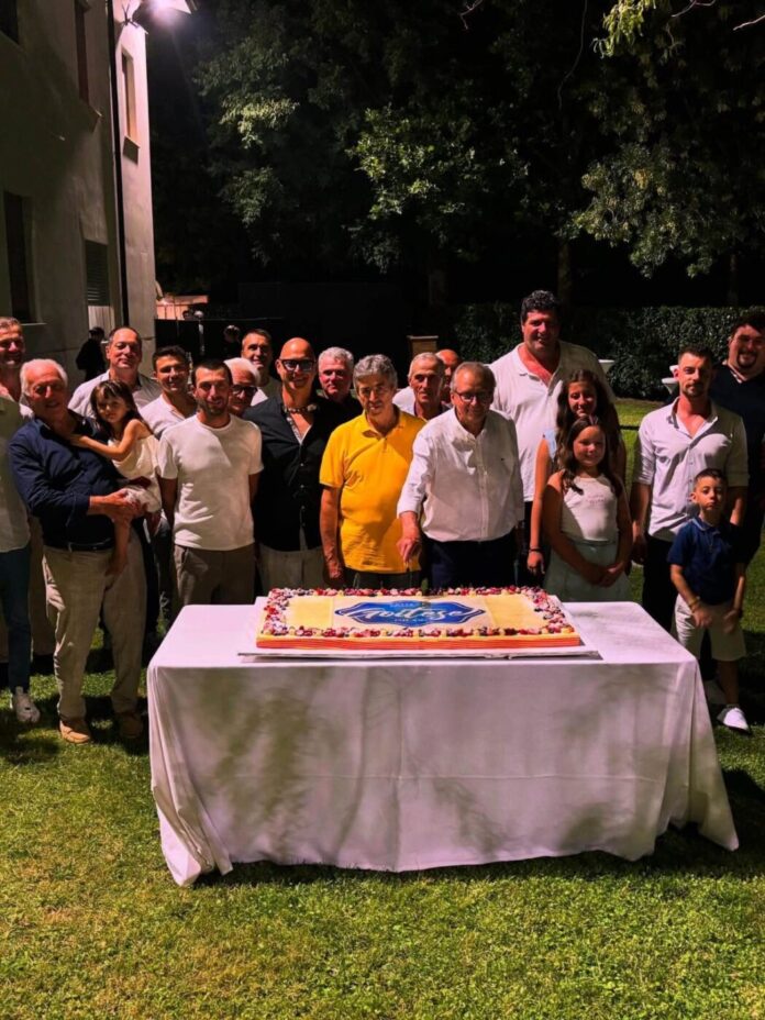 Il momneto del taglio della torta_4087403