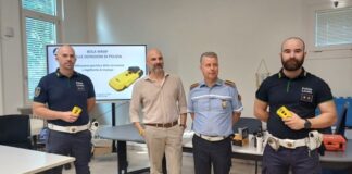Mantova, arriva il BolaWrap per la Polizia Locale: un laccio hi-tech in Kevlar per bloccare i soggetti violenti a distanza