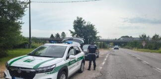 Follia in città: forza il posto di blocco e fugge contromano. Identificato grazie alle telecamere “leggi-targhe” se la cava con una denuncia grazie alla trascorsa flagranza