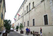 Più parcheggi davanti all’asilo e nuovo marciapiedi in centro