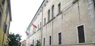 Più parcheggi davanti all’asilo e nuovo marciapiedi in centro