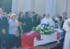 Lacrime e palloncini bianchi per l’addio a Noemi