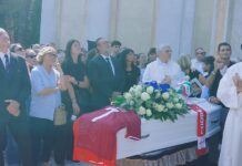 Lacrime e palloncini bianchi per l’addio a Noemi