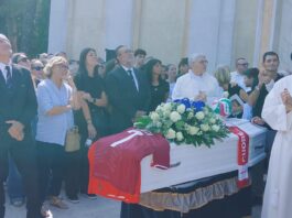 Lacrime e palloncini bianchi per l’addio a Noemi