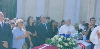 Lacrime e palloncini bianchi per l’addio a Noemi