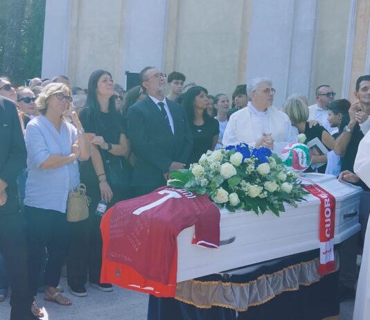 Lacrime e palloncini bianchi per l’addio a Noemi