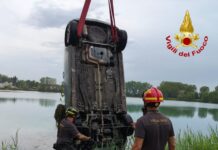 Tragedia a Gonzaga: auto si inabissa nel laghetto della cava Margonara. Morto un 75enne di Suzzara