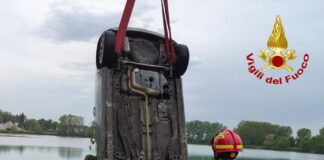 Tragedia a Gonzaga: auto si inabissa nel laghetto della cava Margonara. Morto un 75enne di Suzzara