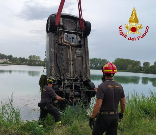 Tragedia a Gonzaga: auto si inabissa nel laghetto della cava Margonara. Morto un 75enne di Suzzara