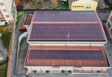 Tetti pubblici trasformati in energia: 35 impianti fotovoltaici a Mantova