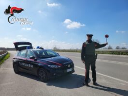 Castel Goffredo, gira senza casco a Ferragosto sulla moto già sequestrata: denunciato per minacce e oltraggio