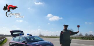 Castel Goffredo, gira senza casco a Ferragosto sulla moto già sequestrata: denunciato per minacce e oltraggio