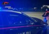 Perde per strada l’amico caricato sul cofano dell’auto: 21enne denunciato per lesioni