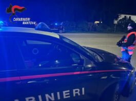 Perde per strada l’amico caricato sul cofano dell’auto: 21enne denunciato per lesioni
