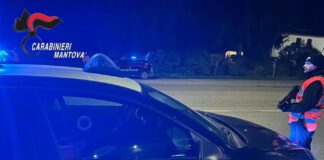 Perde per strada l’amico caricato sul cofano dell’auto: 21enne denunciato per lesioni