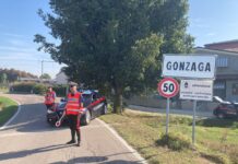 Guida senza patente e manda la sorella in caserma per i controlli: smascherata e denunciata a Gonzaga