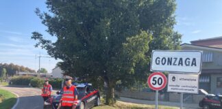 Guida senza patente e manda la sorella in caserma per i controlli: smascherata e denunciata a Gonzaga