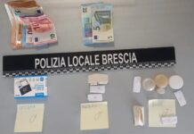 Senza biglietto sull’autobus litiga con il controllore. La Polizia Locale interviene e gli trova la droga in tasca: arrestato