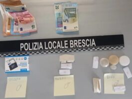Senza biglietto sull’autobus litiga con il controllore. La Polizia Locale interviene e gli trova la droga in tasca: arrestato