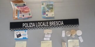 Senza biglietto sull’autobus litiga con il controllore. La Polizia Locale interviene e gli trova la droga in tasca: arrestato