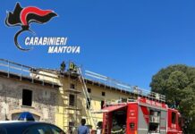 Incendio sul tetto durante lavori: abitazione inagibile