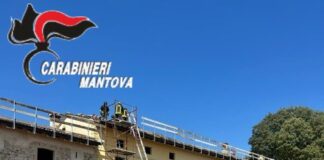 Incendio sul tetto durante lavori: abitazione inagibile