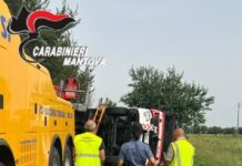 Autobotte dei Vigili del Fuoco si ribalta sulla Asolana: ferito un 32enne