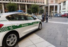 Minaccia gli agenti, li aggredisce e fugge: arrestato in Piazza 80° Fanteria