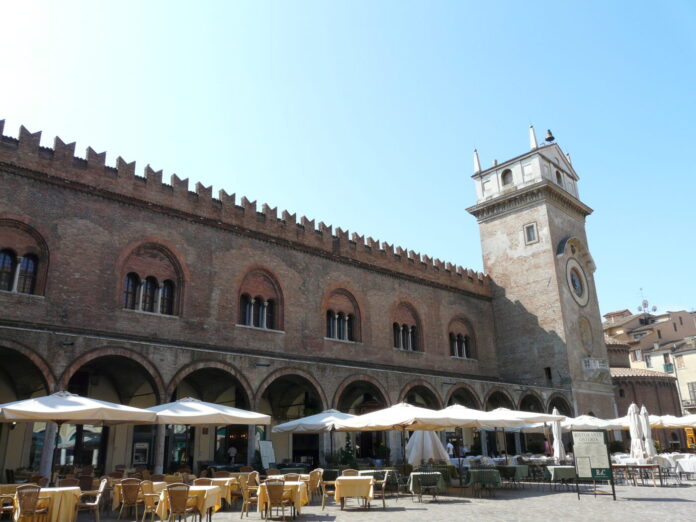 mantova piazza erbe foto wikipedia davide papalini