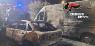 Incendio nella notte a Motteggiana: un’auto distrutta e un furgone danneggiato dalle fiamme. Indagini dei carabinieri