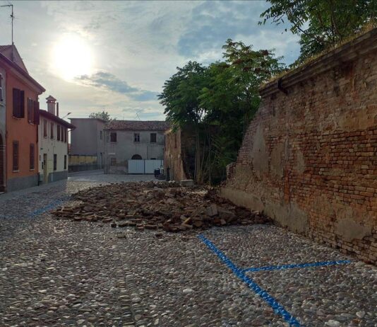 Crolla un antico muro a Mantova, pietre sulla strada: paura in via Santa Marta