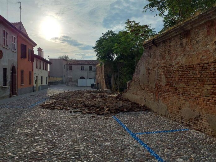 muro-crollato-via-santa-Marta-5