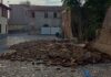 Crolla un antico muro a Mantova, pietre sulla strada: paura in via Santa Marta