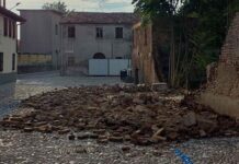 Crolla un antico muro a Mantova, pietre sulla strada: paura in via Santa Marta