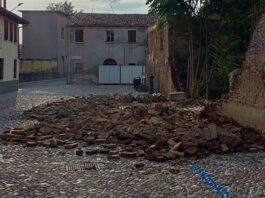 Crolla un antico muro a Mantova, pietre sulla strada: paura in via Santa Marta