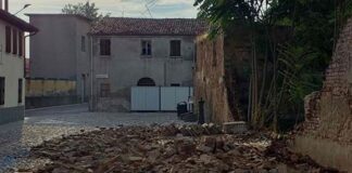 Crolla un antico muro a Mantova, pietre sulla strada: paura in via Santa Marta