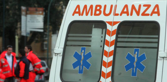 Non risponde alla moglie che dall’estero dà l’allarme: 56enne trovato senza vita in casa
