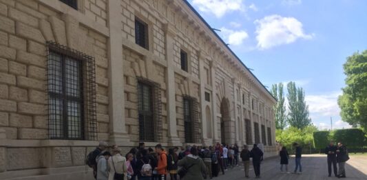 Ferragosto 2026: il grande caldo frena le città, a Mantova flessione del 10%. Volano le prenotazioni last minute