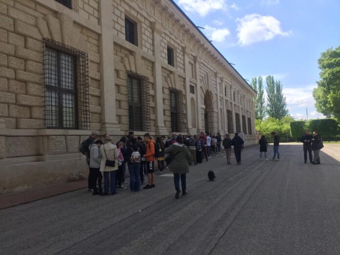 turisti-palazzo-te-25-04-22-1